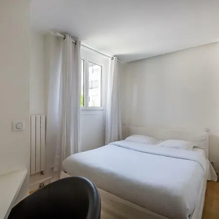 Veeve - Crisp Whites In The 16th Apartment