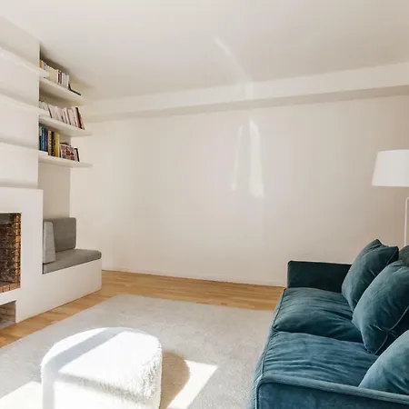 Apartment Veeve - Crisp Whites In The 16th *