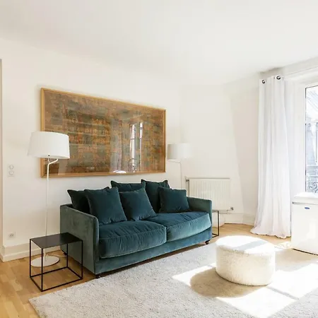 Veeve - Crisp Whites In The 16th Apartment Paris