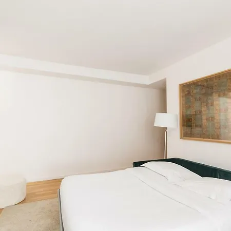 Veeve - Crisp Whites In The 16th Apartment Paris