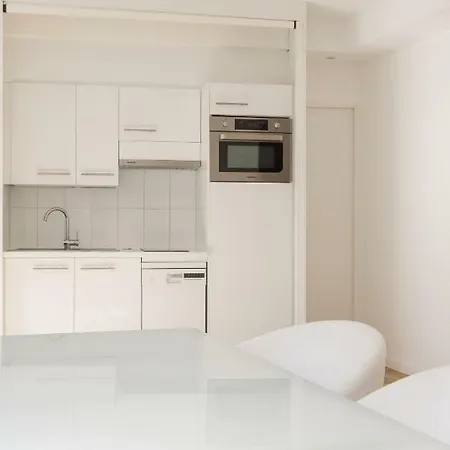 Veeve - Crisp Whites In The 16th Apartment *