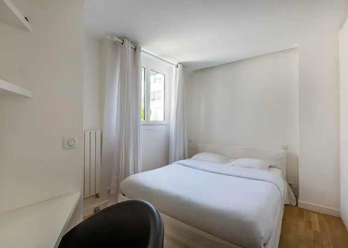 Veeve - Crisp Whites In The 16th Appartement