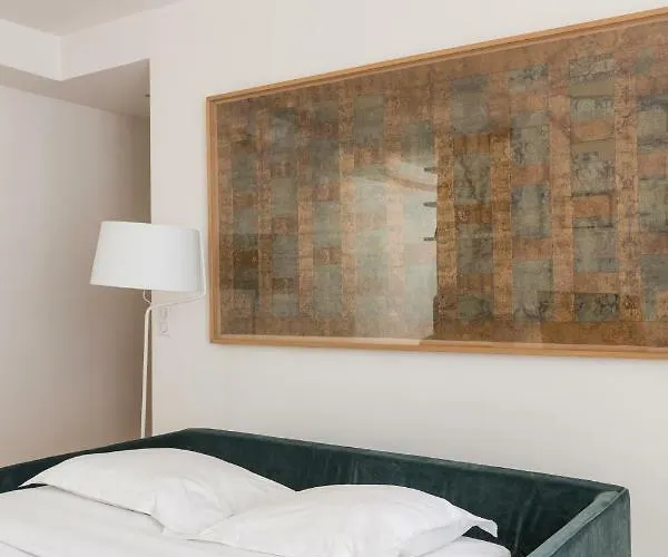 Veeve - Crisp Whites In The 16th