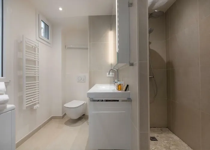 Veeve - Crisp Whites In The 16th * Parijs