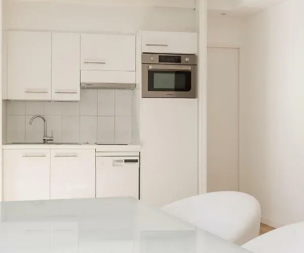 Veeve - Crisp Whites In The 16th Appartement *